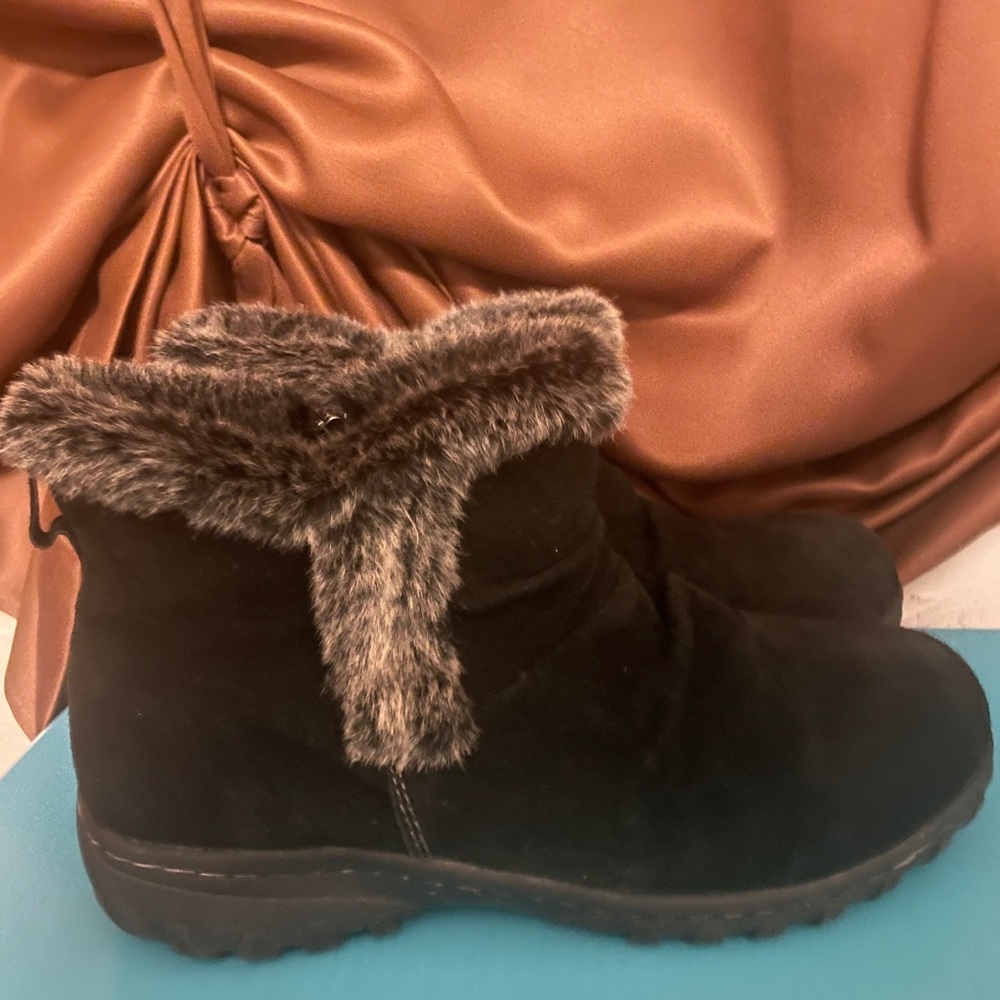 Khombu Lisa Black Suede Faux Fur Trim Winter Boots Women’s 9